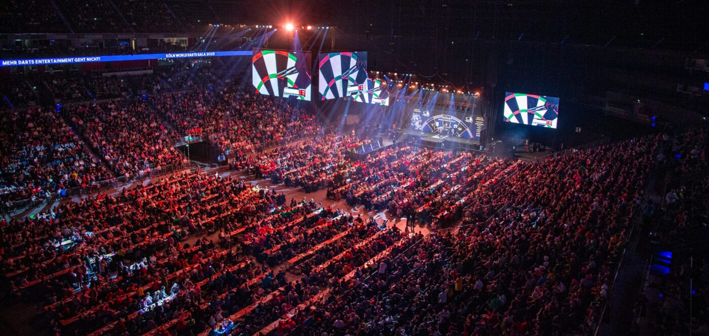 Ausverkaufte Halle in der Totale mit Blick auf die Bühne der Köln World Darts Gala