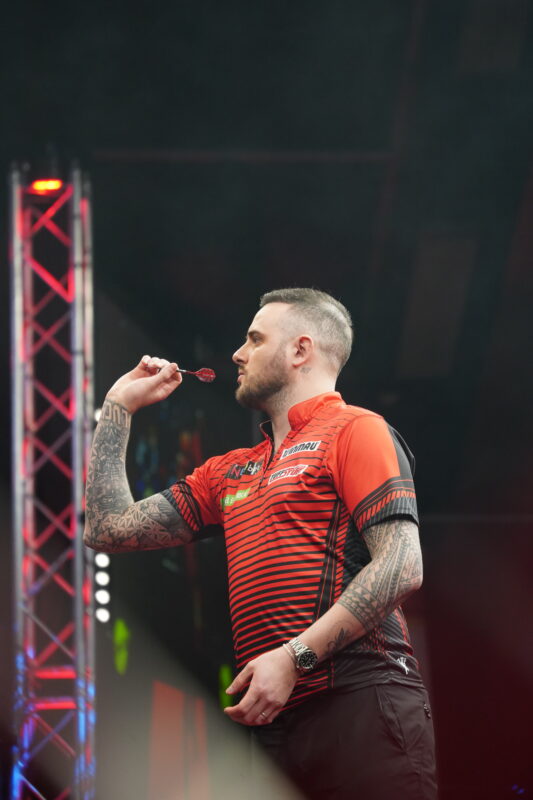 Joe Cullen und Luke Littler liefern sich in bei den Austrian Darts Open in Graz ein Finale auf Augenhöhe und werden dabei in geschichtsträchtigen Wechselgesängen von den Fans angefeuert.