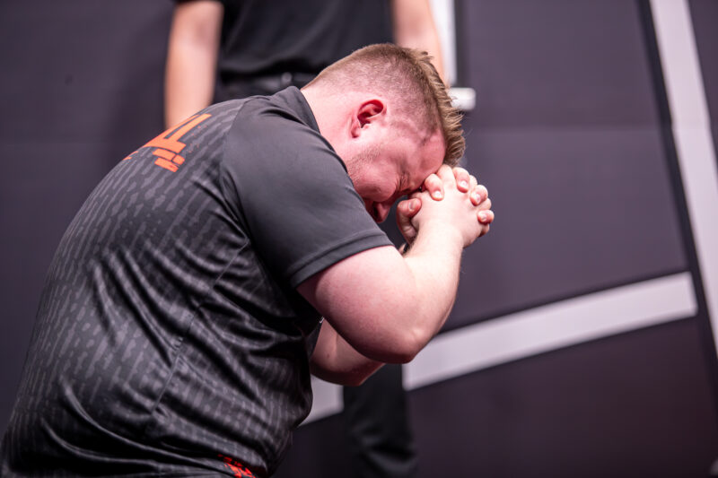 Martin Schindler emotional, nachdem er sich bei den International Darts Open in Riesa seinen ersten Titel auf der European Tour sichert.