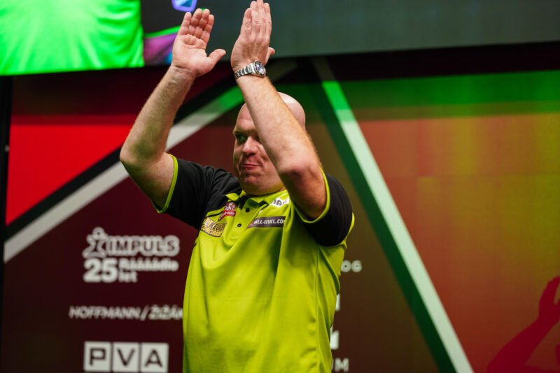 Michael van Gerwen unterliegt Luke Littler in Prag mit einem Average von 112,19.