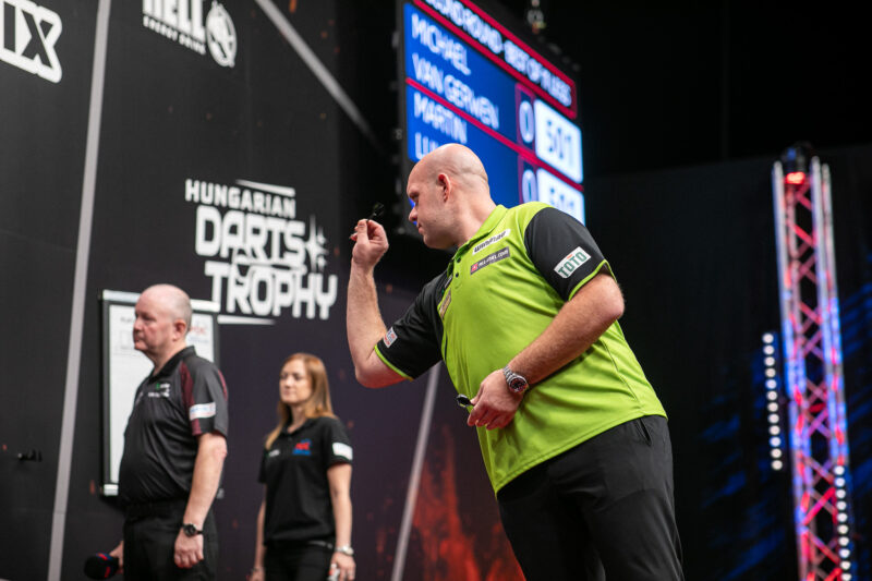 Michael van Gerwen mit einem von drei Neundartern bei der Hungarian Darts Trophy 2024.