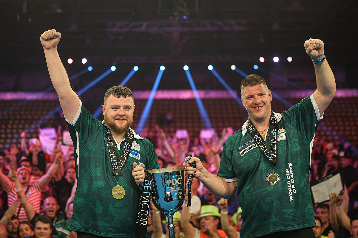 Daryl Gurney und Josh Rock gewinnen den World Cup of Darts 2025 in Frankfurt.