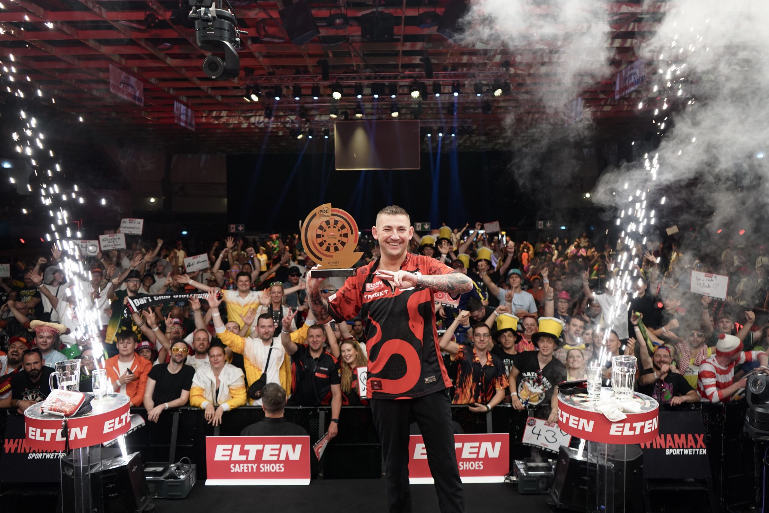Nathan Aspinall gewinnt die ELTEN Safety Shoes European Darts Open.