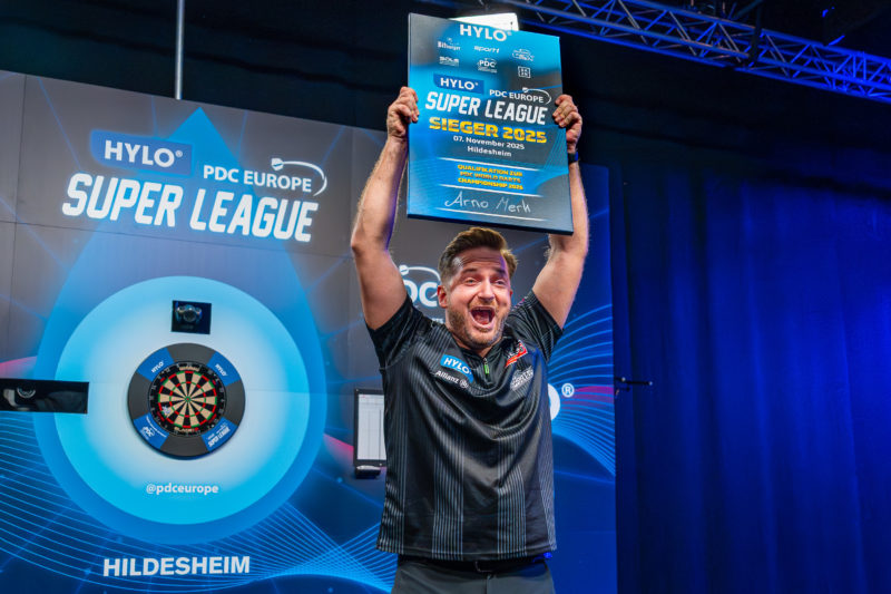 Arno Merk gewinnt die HYLO PDC Europe Super League und fährt zur Darts-WM!