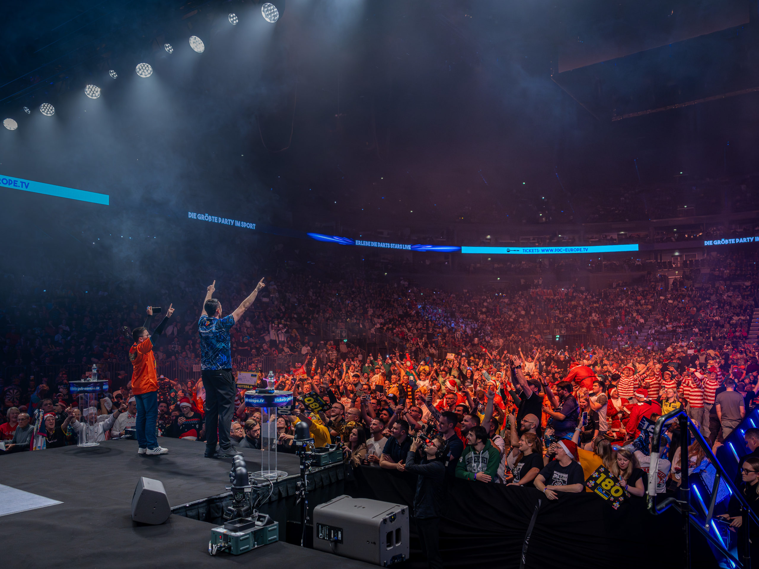 Luke Humphries heizt zusammen mit einem Walk-On-Kind das Publikum an