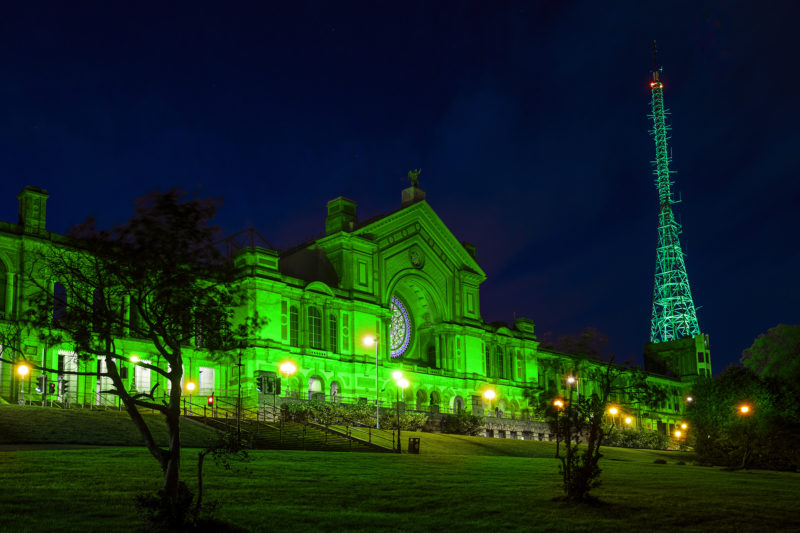 grün beleuchteter Alexandra Palace &quot;Ally Pally&quot; in London