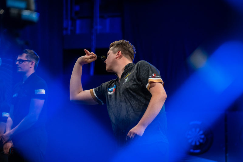 Paul Krohne visiert während einer Aufnahme bei der HYLO PDC Europe Super League 2025 das Dartboard an