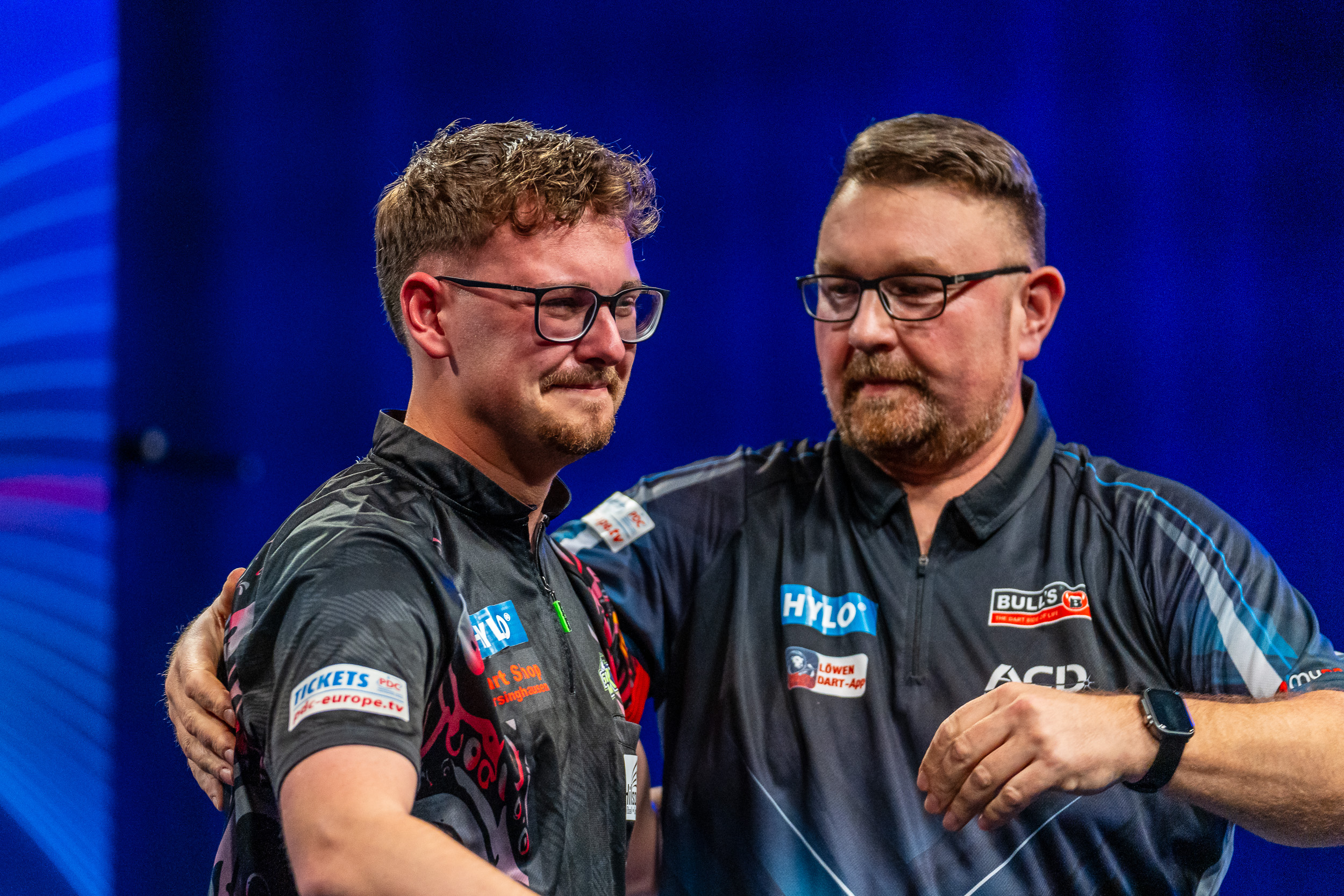 emotionaler Jarod Becker wird während der HYLO PDC Europe Super League 2025 von Dragutin Horvat in den Arm genommen