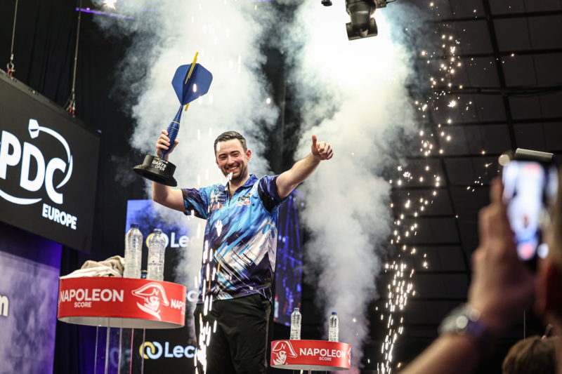 Luke Humphries gewinnt die Lecot Belgian Darts Open in Wieze gegen Jonny Clayton
