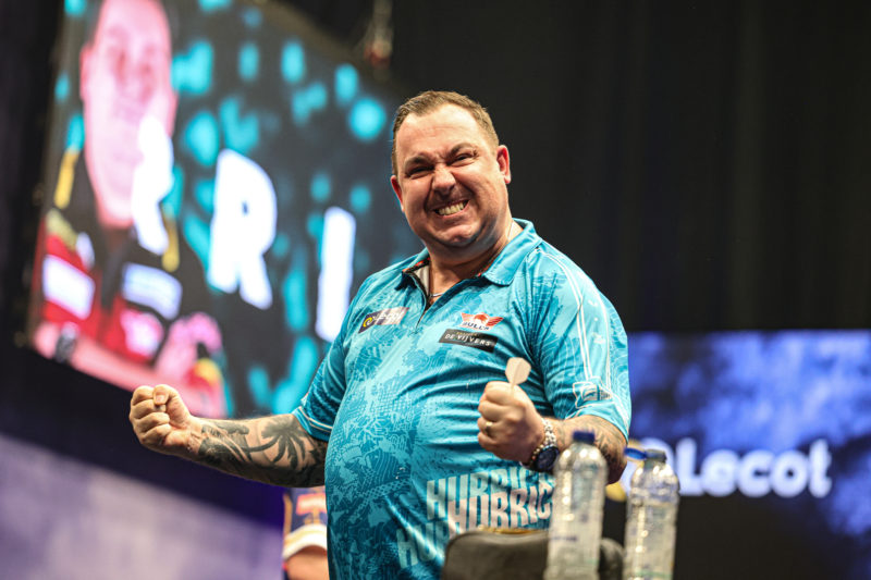 Kim Huybrechts jubelt nach seinem Sieg gegen Josh Rock bei den Lecot Belgian Darts Open 2026 in Wieze