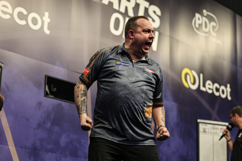 Kim Huybrechts jubelt nach seinem Sieg gegen Niko Springer bei den Lecot Belgian Darts Open 2026 in Wieze