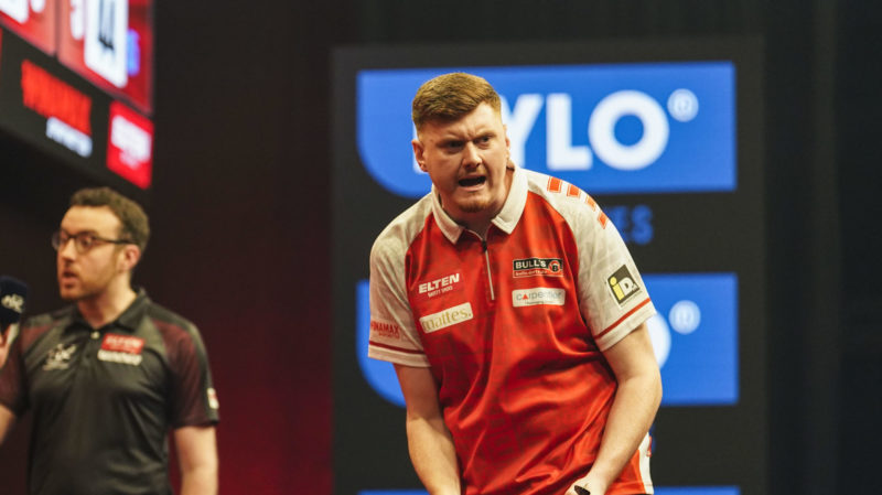 Niko Springer feiert seinen Sieg in der 2. Runde der ELTEN Safety Shoes European Darts Trophy in der Lokhalle in Göttingen über Stephen Bunting.