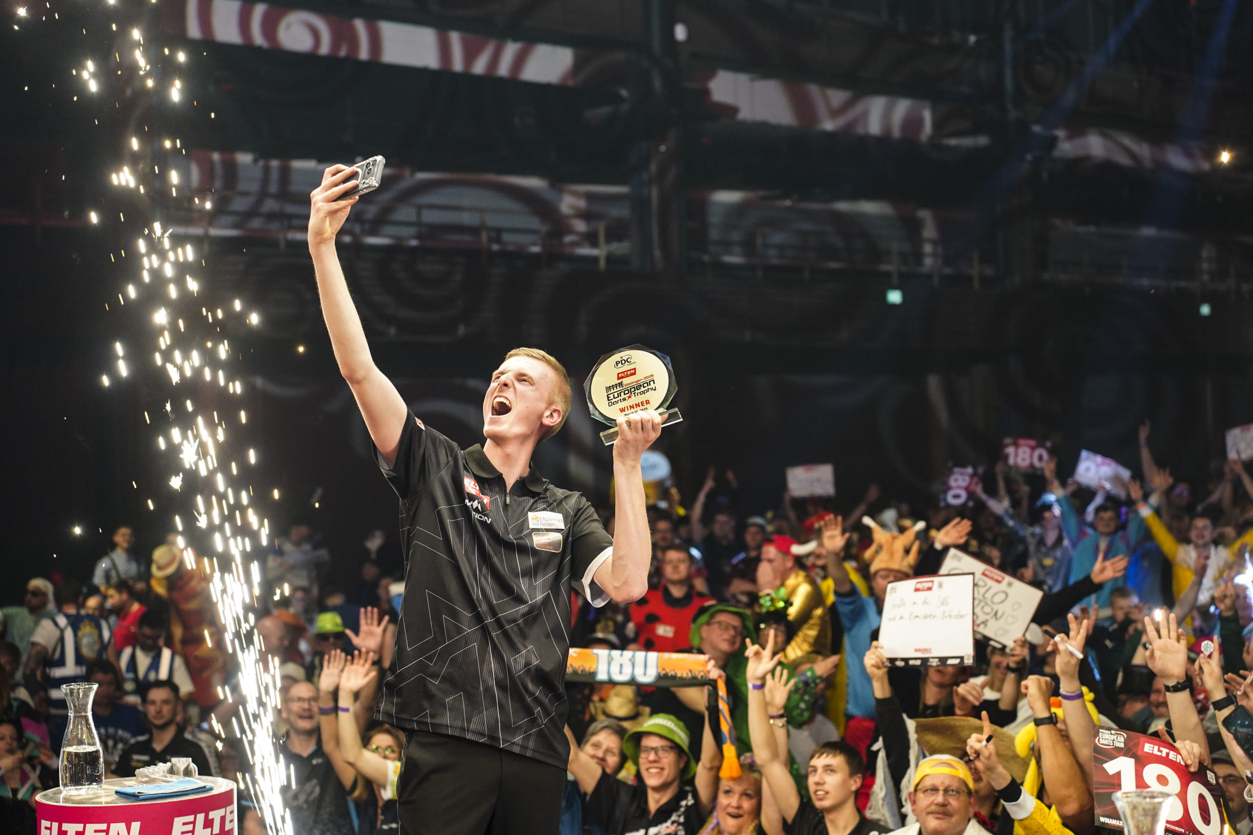 Wessel Nijman nach seinem Sieg bei den ELTEN Safety Shoes European Darts Trophy 2026 in der Lokhalle in Göttingen mit 8:3 gegen Gerwyn Price.
