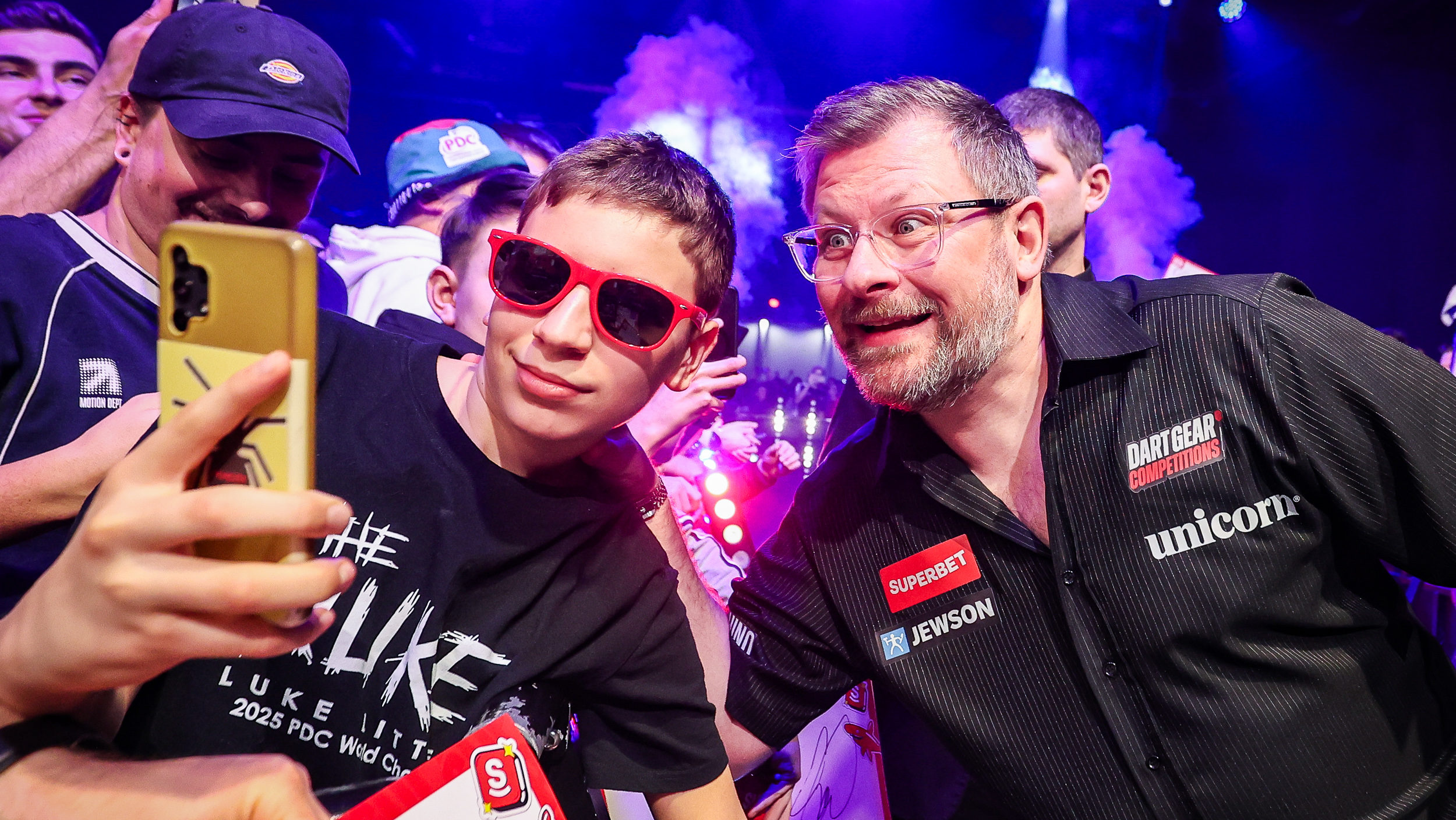 James Wade macht Selfie mit einem Fan bei den SUPERBET Poland Darts Open 2026 in Krakow