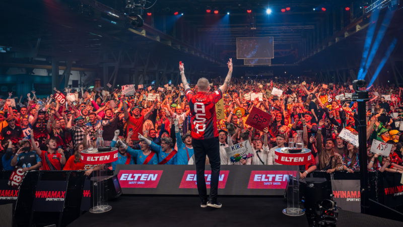 Nathan Aspinall gewinnt den ELTEN Safety Shoes German Darts Grand Prix 2026 im Zenith in München.
