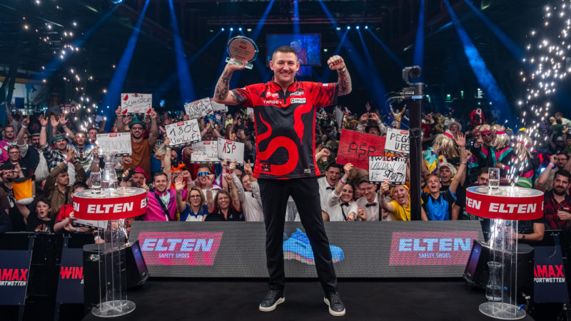 Nathan Aspinall gewinnt den ELTEN Safety Shoes German Darts Grand Prix 2026 im Zenith in München.