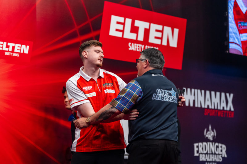 Niko Springer und Gary Anderson beim ELTEN Safety Shoes European Darts Grand Prix 2026 im Glaspalast Sindelfingen