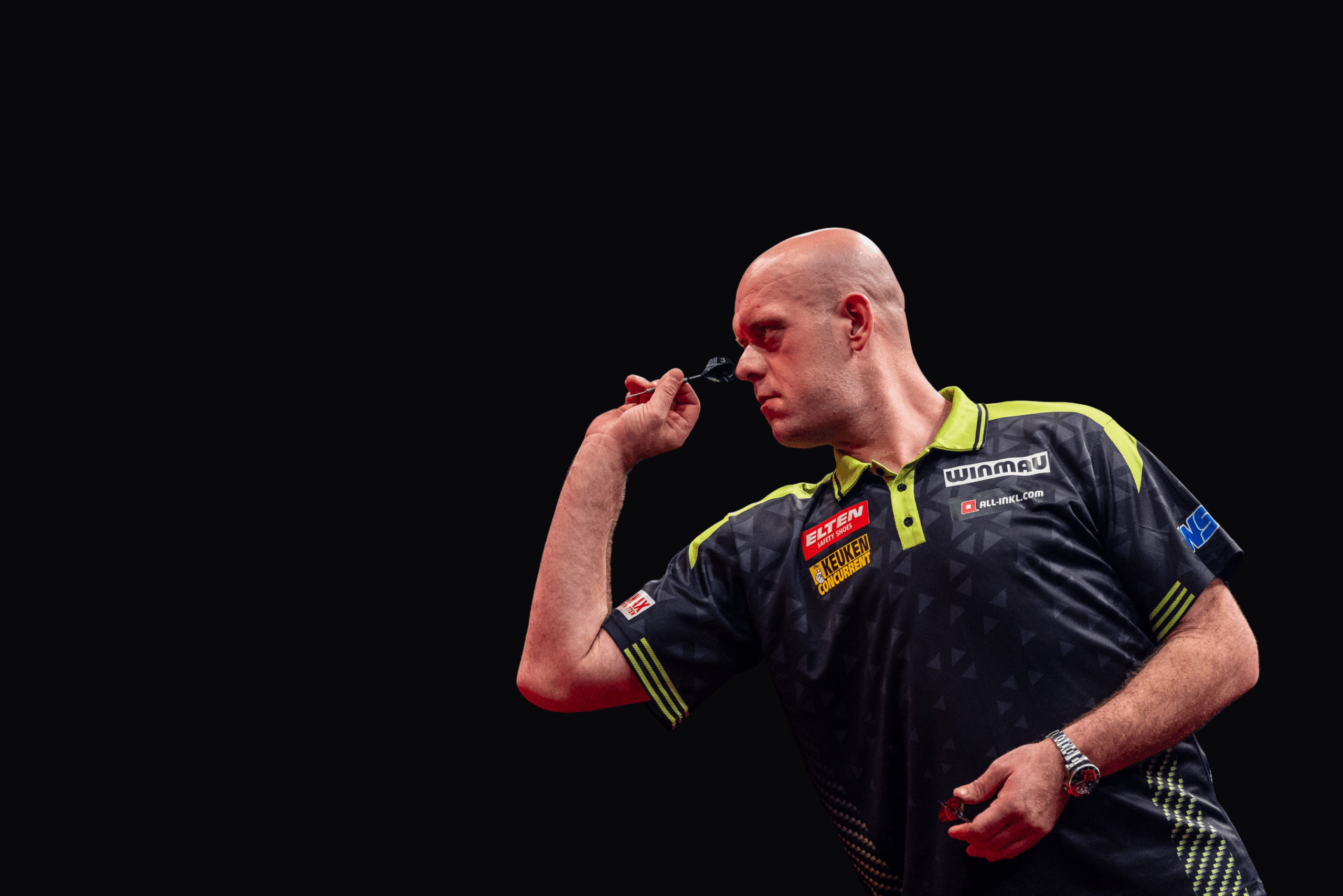 Nahaufnahme von Michael van Gerwen während einer Aufnahme mit Dartpfeil in der rechten Hand und konzentriertem Blick nach vorne