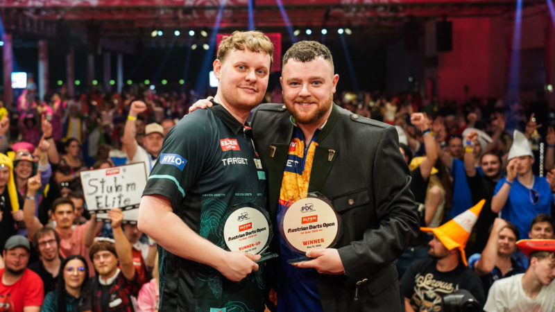 Josh Rock und Kevin Doets bei der Siegerehrung der ELTEN Safety Shoes Austrian Darts Open 2026 im Messe Congress Graz in Graz.