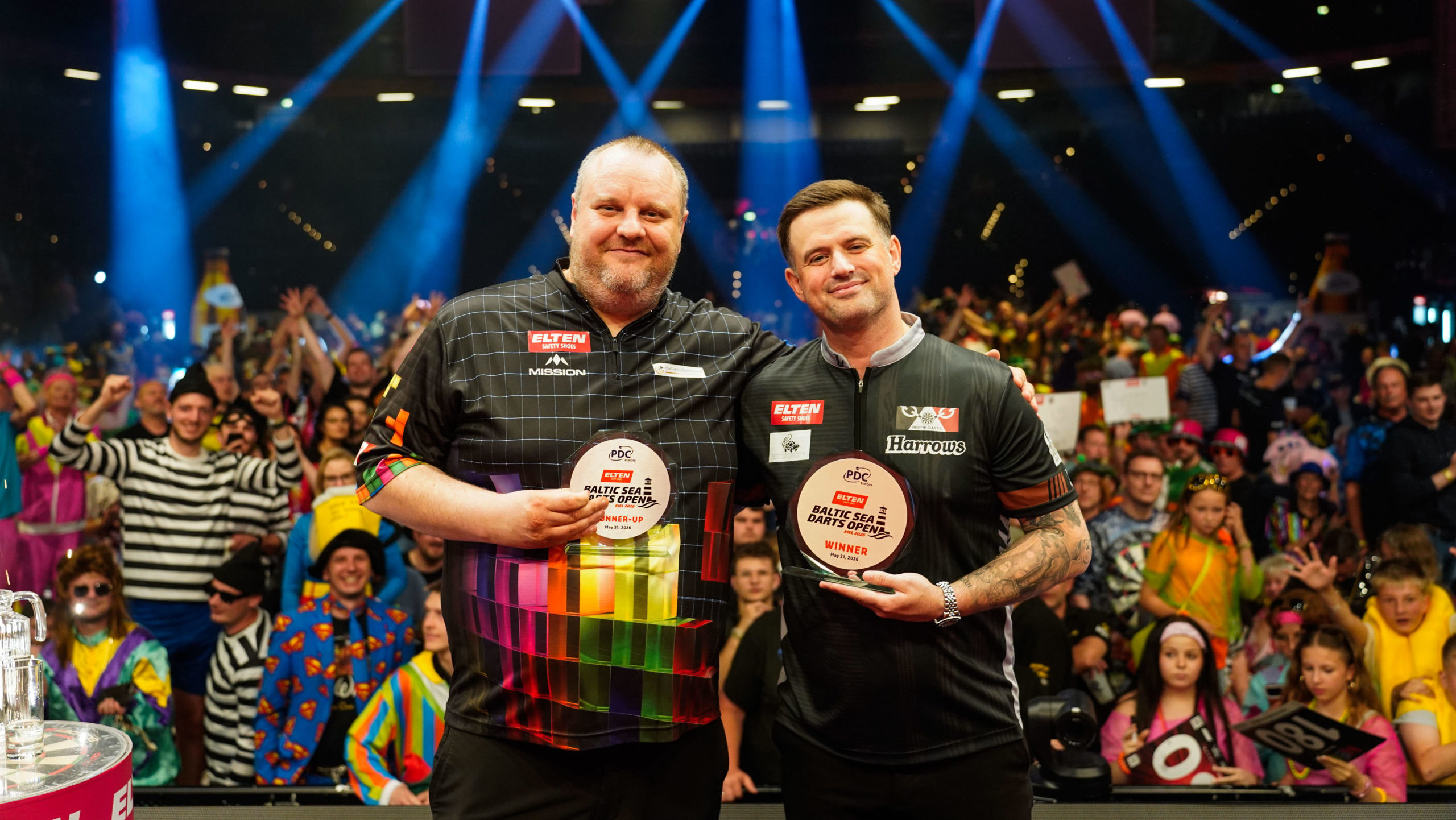 Luke Woodhouse und Ryan Joyce als Sieger und Runner-up der Baltic Sea Darts Open 2026 in Kiel vor jubelndem Publikum