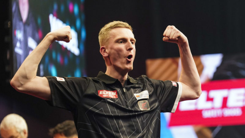 Wessel Nijman bei der ELTEN Safety Shoes European Darts Trophy in der Lokhalle in Göttingen.
