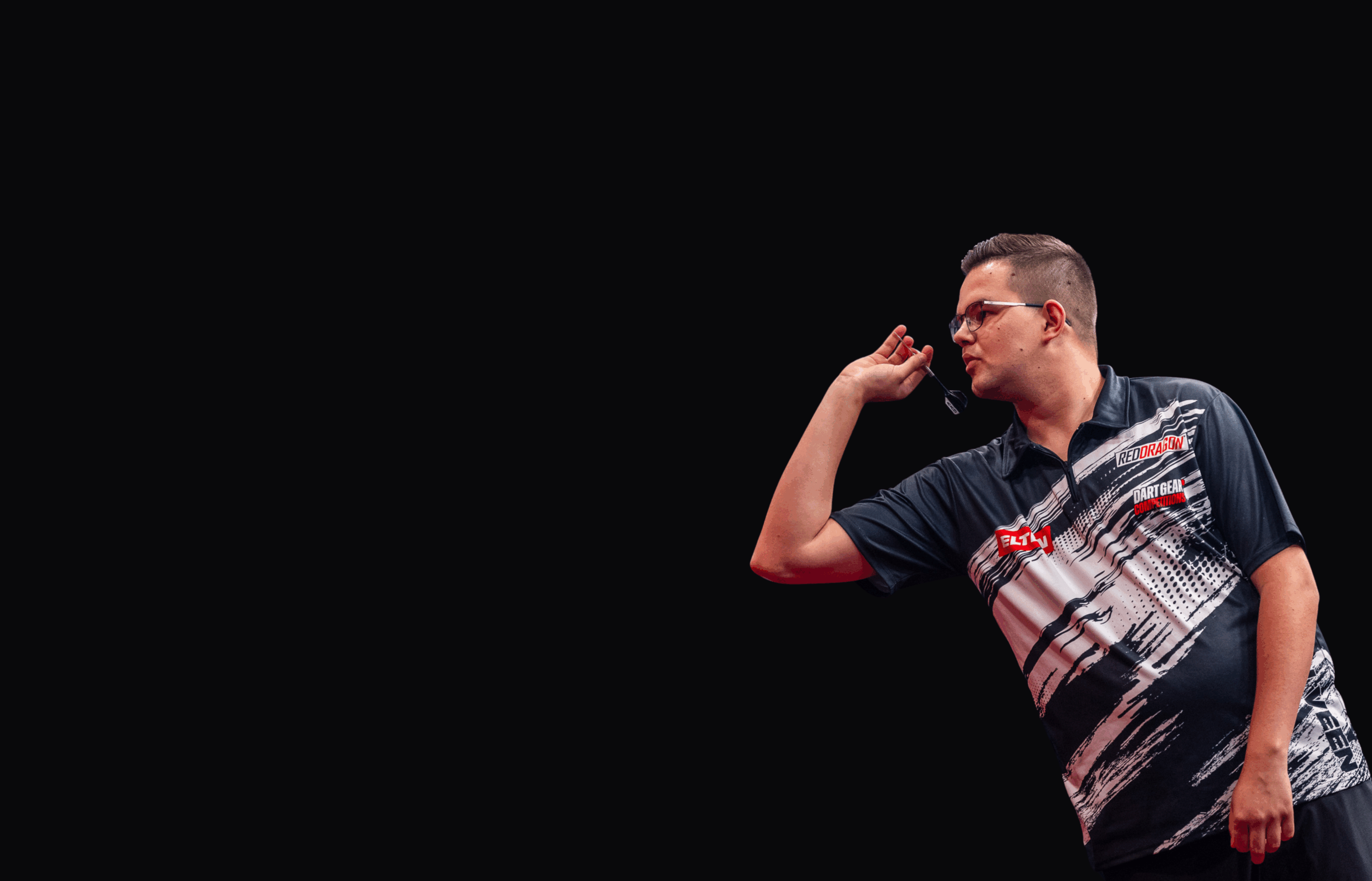 Nahaufnahme von Gian van Veen während einer Aufnahme mit Dartpfeil in der rechten Hand und konzentriertem Blick nach vorne