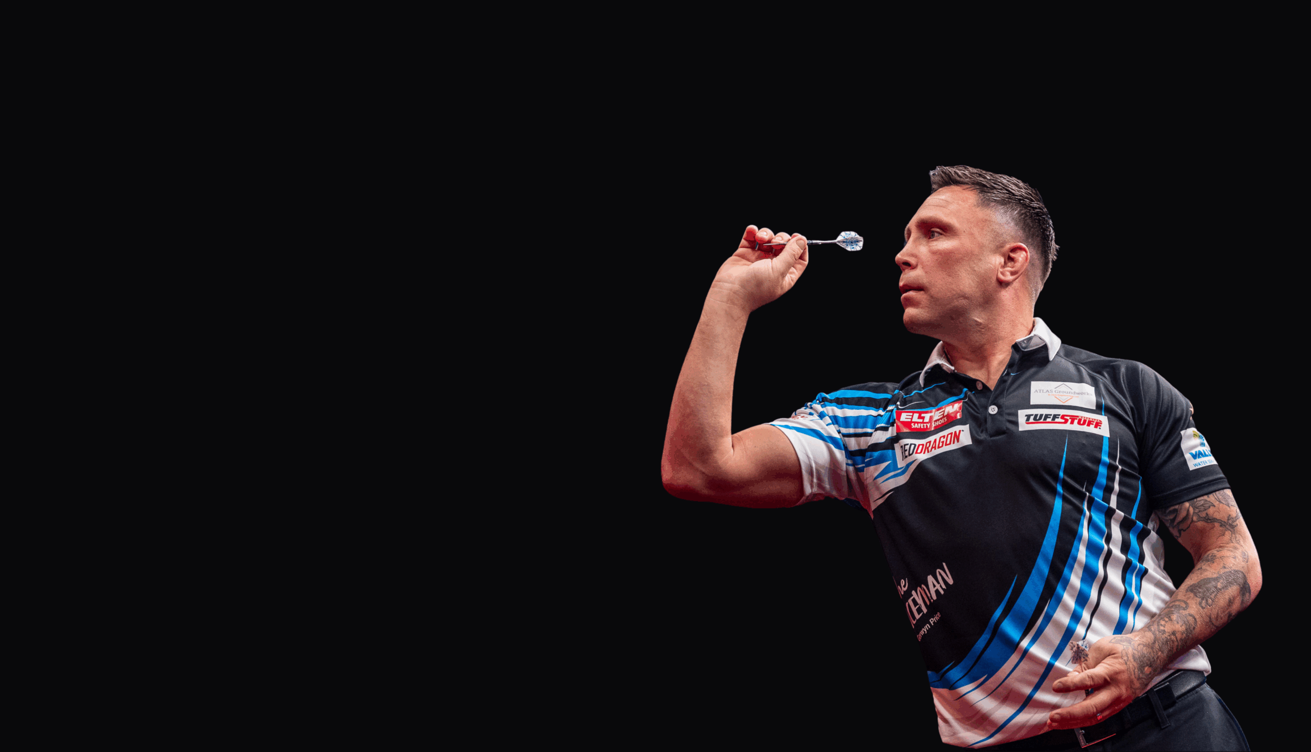 Nahaufnahme von Gerwyn Price während einer Aufnahme mit Dartpfeil in der rechten Hand und konzentriertem Blick nach vorne