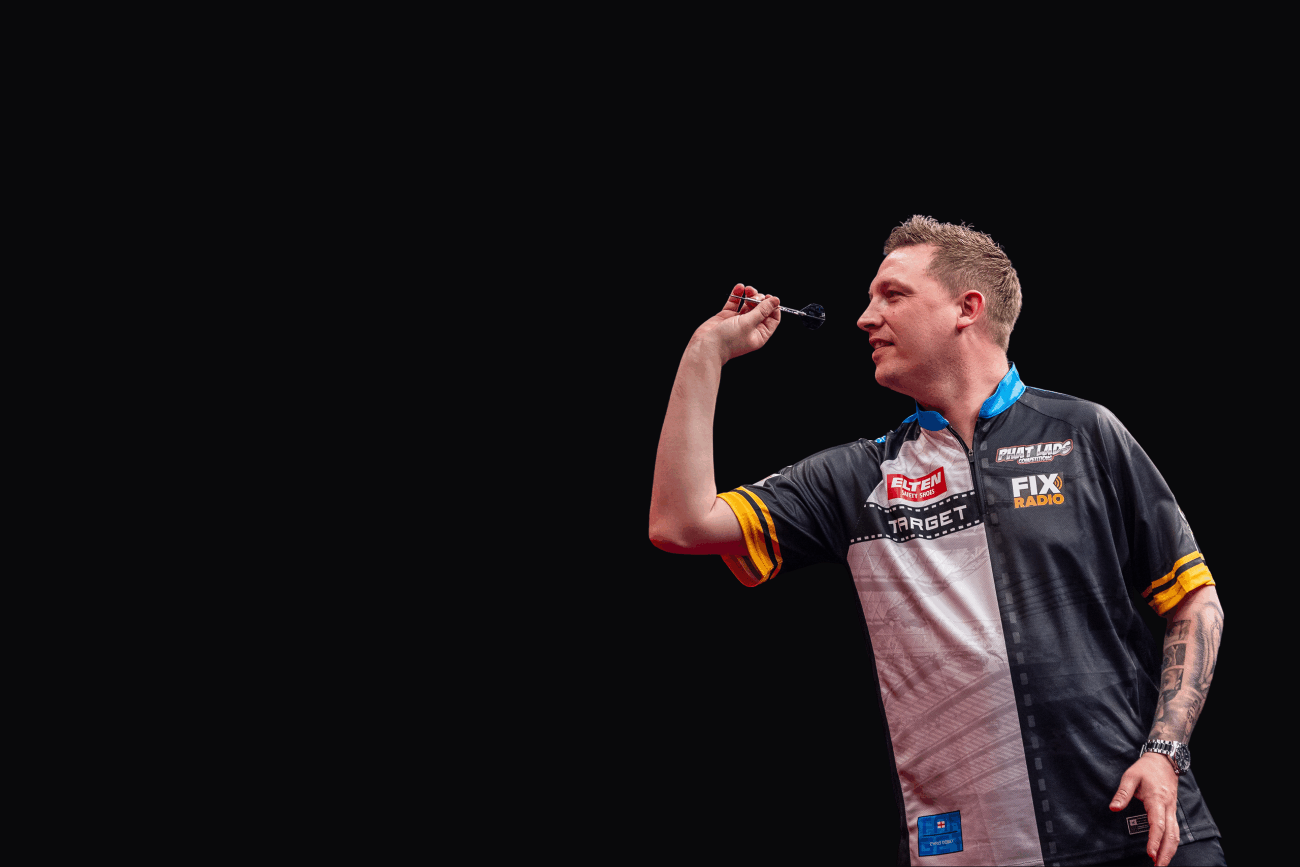 Nahaufnahme von Chris Dobey während einer Aufnahme mit Dartpfeil in der rechten Hand und konzentriertem Blick nach vorne
