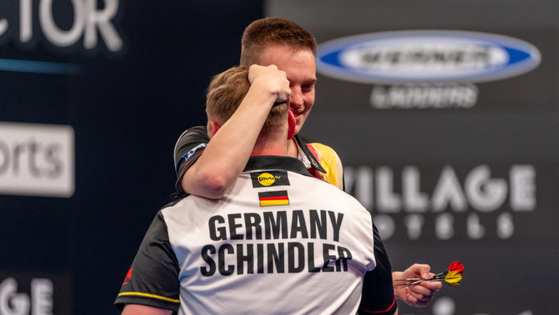 Martin Schindler und Ricardo Pietreczko beim BetVictor World Cup of Darts 2026 in der Eissporthalle in Frankfurt.