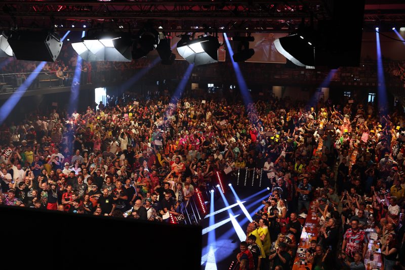 Fans bei der Winamax Hildesheim Darts Gala 2026 in der Halle39 in Hildesheim.