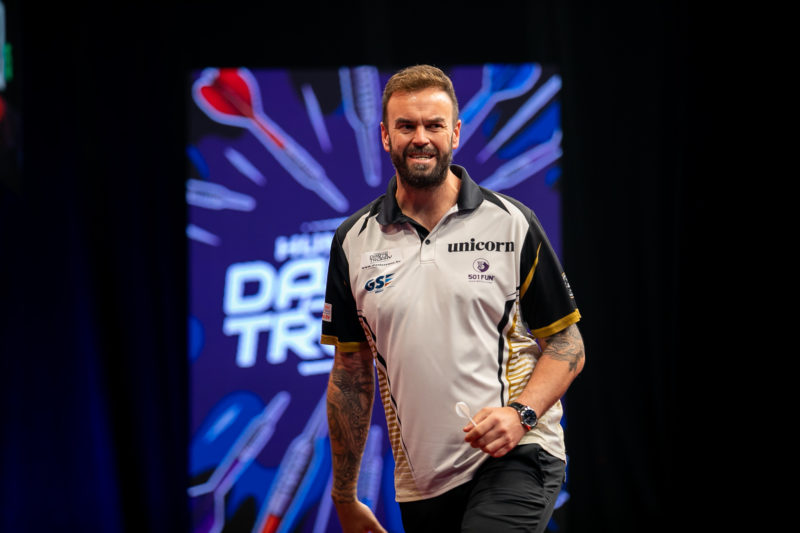 Ross Smith mit Dartpfeil in der Hand auf der Bühne der Hungarian Darts Trophy 2026 in Budapest